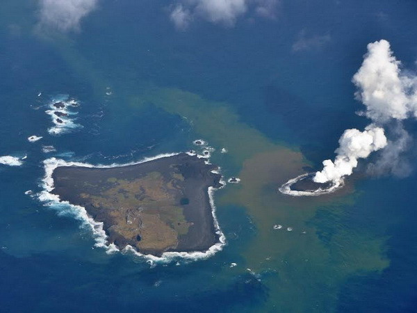 Đảo núi lửa mới hình thành “nuốt chửng” hòn đảo lân cận ảnh 1
