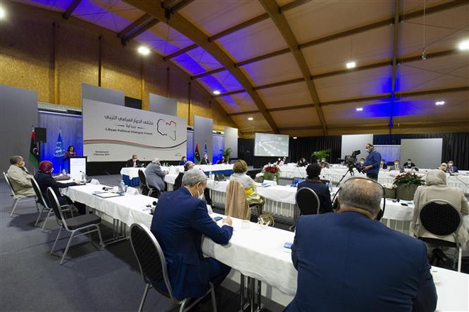 Các đại biểu tham dự Diễn đàn chính trị Libya gần Geneva, Thụy Sĩ ngày 1/2/2021. (Ảnh: AFP/TTXVN) Diễn đàn Đối thoại chính trị Libya bầu ra chính phủ lâm thời ảnh 1