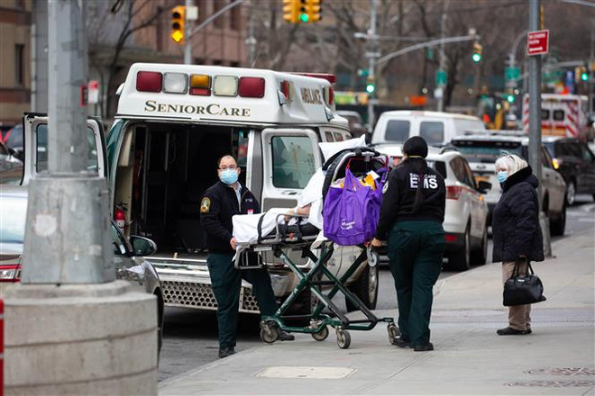 Nhân viên y tế chuyển bệnh nhân COVID-19 tới trung tâm y tế NYU Langone ở New York, Mỹ, ngày 8/1/2021. (Ảnh: THX/ TTXVN) Hạ viện Mỹ thông qua khoản ngân sách mở đường cho gói cứu trợ COVID-19 ảnh 2