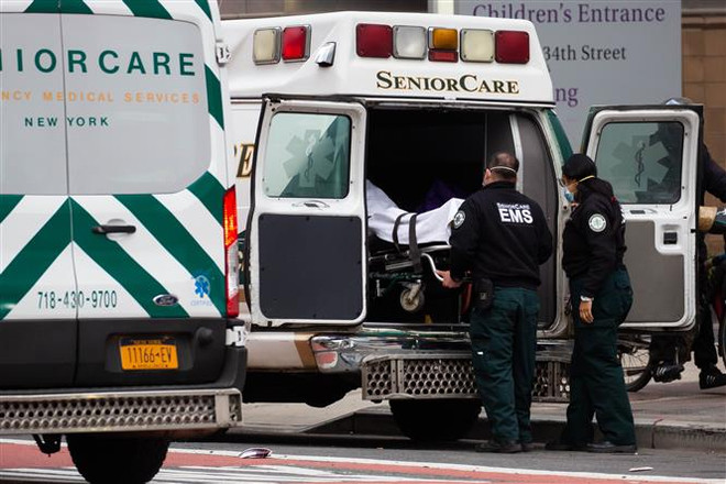 Nhân viên y tế chuyển bệnh nhân COVID-19 tới trung tâm y tế NYU Langone ở New York, Mỹ, ngày 8/1/2021. (Ảnh: THX/ TTXVN) Hạ viện Mỹ thông qua khoản ngân sách mở đường cho gói cứu trợ COVID-19 ảnh 1
