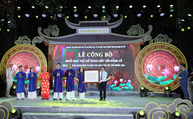 Công bố và trao quyết định 'Lễ hội Đền Đồng Cổ phường Bưởi vào danh mục Di sản Văn hóa Phi vật thể Quốc gia.' (Ảnh: Thanh Tùng/TTXVN) Hà Nội: Lễ kỷ niệm 995 năm Hội thề Trung hiếu đền Đồng Cổ ảnh 1