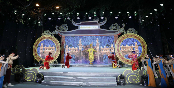 Chương trình nghệ thuật sân khấu hóa tái hiện tích xưa về đền Đồng Cổ. (Ảnh: Thanh Tùng/TTXVN) Hà Nội: Lễ kỷ niệm 995 năm Hội thề Trung hiếu đền Đồng Cổ ảnh 3
