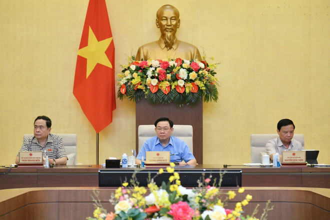 Chủ tịch Quốc hội Vương Đình Huệ chủ trì cuộc họp. (Ảnh: TTXVN) Việc phân bổ vốn vẫn còn chậm so với yêu cầu của Quốc hội ảnh 1