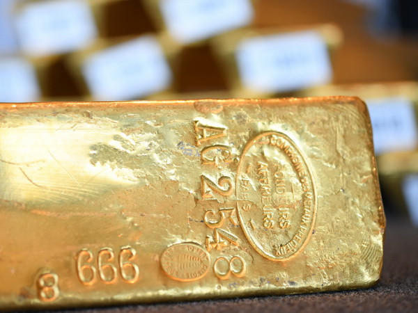 Đồng USD lên giá kéo giá vàng châu Á tiếp tục ở mức thấp ảnh 1