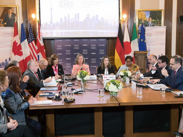 Cao ủy Liên minh châu Âu phụ trách an ninh và đối ngoại Federica Mogherini (giữa, phải) và Ngoại trưởng Canada Chrystia Freeland (giữa, trái) đồng chủ trì hội nghị tại Toronto. (Nguồn: AFP/TTXVN) Nhiều vấn đề nóng sẽ được nêu trong tuyên bố chung G7 ảnh 1