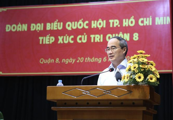 Bí thư Thành uỷ Thành phố Hồ Chí Minh Nguyễn Thiện Nhân phát biểu tại buổi tiếp xúc cử tri Quận 8. (Ảnh: Thành Chung/TTXVN) TPHCM: Cử tri kiến nghị xử lý nghiêm ô nhiễm tiếng ồn từ karaoke “dạo” ảnh 1