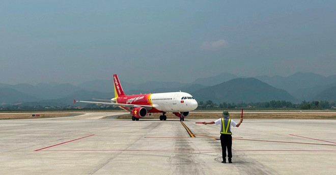 Đài Kiểm soát không lưu Điện Biên mới đã điều hành chuyến bay đầu tiên bằng máy bay Airbus A320 Vietjet từ Thành phố Hồ Chí Minh hạ cánh an toàn vào ngày 18/4. (Ảnh: PV/Vietnam+) tau bay VJ.jpg