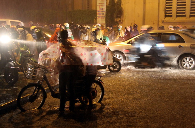 Mưa to trút xuống Thừa Thiên-Huế, nhiều đoạn bờ sông bị sạt lở ảnh 1