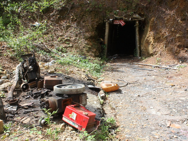 Đề xuất nổ mìn phá hủy các hầm khai thác vàng trái phép ảnh 1