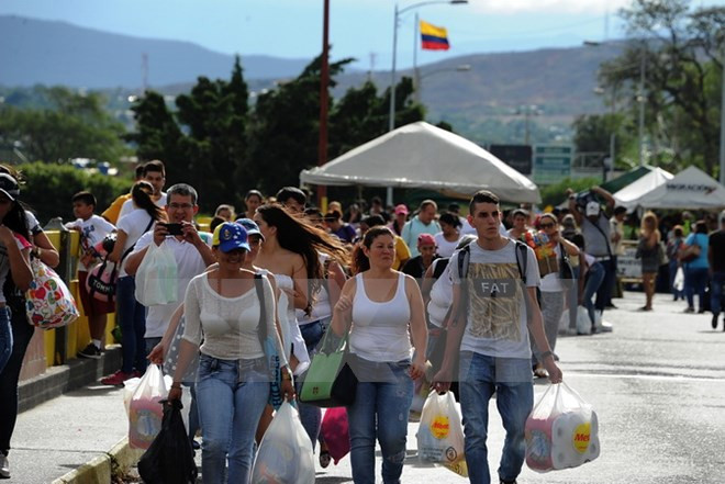 Người dân Venezuela sang mua hàng hóa tại Cucuta, Colombia ngày 10/7. (Nguồn: AFP/TTXVN) Colombia-Venezuela ngừng mở cửa khẩu biên giới trong 2 ngày ảnh 1