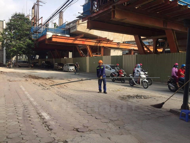 Hiện trường nơi xảy ra vụ việc. (Ảnh: PV/Vietnam+) Chủ đầu tư nói gì về ống tuýp thép rơi từ dự án đường sắt đô thị ảnh 1
