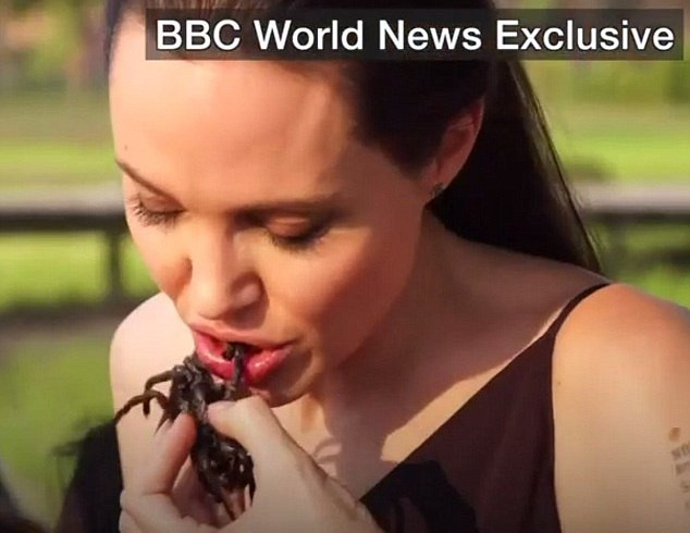 Angelina Jolie thể hiện tài rán bọ cạp, ăn nhện tại Campuchia ảnh 1