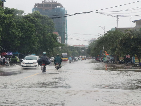 Đêm 24/8, cả ba miền có mưa dông, đề phòng tố lốc và gió giật mạnh ảnh 1