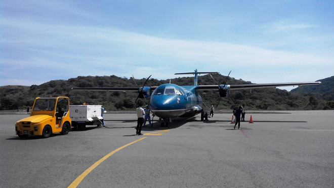 Tàu bay ATR của VASCO bị xe chở hàng va quệt làm móp cửa trước ảnh 1