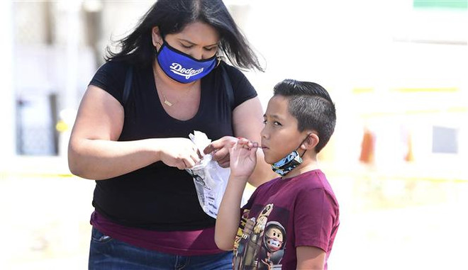 Một em nhỏ được lấy mẫu xét nghiệm COVID-19 tại Los Angeles, bang California, Mỹ. (Ảnh: AFP/TTXVN) "Long COVID" ở trẻ em và thanh thiếu niên không kéo dài quá 12 tuần ảnh 1