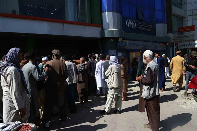Người dân chờ rút tiền bên ngoài một ngân hàng ở Kabul, Afghanistan, ngày 15/9. (Ảnh:THX/TTXVN) G20 tổ chức hội nghị thượng đỉnh về Afghanistan sau kỳ họp ĐHĐ LHQ ảnh 1