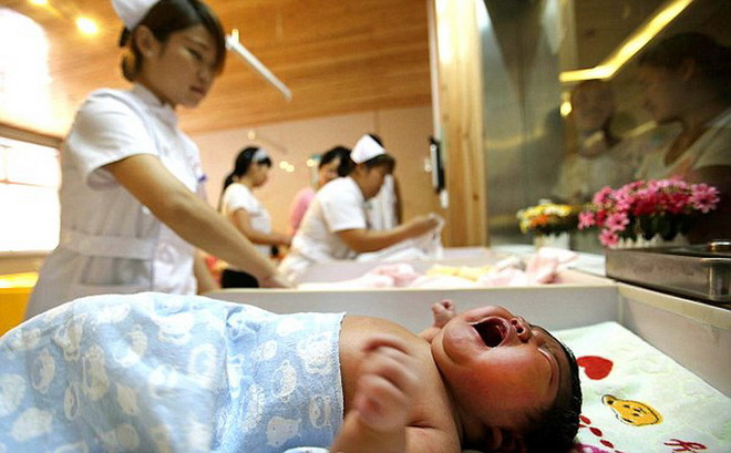 Bác sỹ ngỡ ngàng khi bé trai mới sinh nặng bằng trẻ 3 tháng tuổi ảnh 2