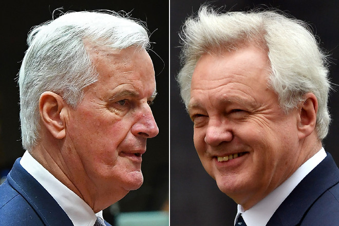 Ủy viên châu Âu phụ trách đàm phán Brexit Michel Barnier (trái) và Bộ trưởng Anh phụ trách vấn đề Brexit David Davis. (Nguồn: EPA/ TTXVN) Anh mong muốn đạt được thỏa thuận "chưa từng có" với EU ảnh 1
