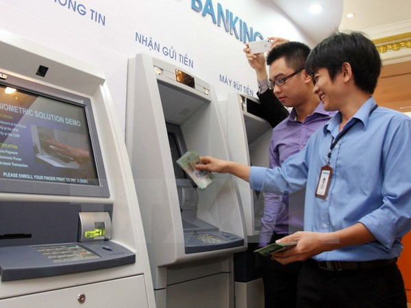 Tạm giữ hai đối tượng người Trung Quốc dùng thẻ ATM giả rút tiền ảnh 1