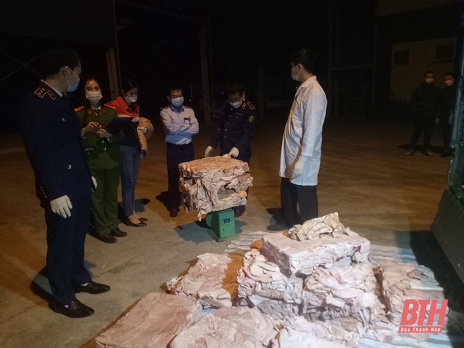 Thanh Hóa: Phát hiện xe ôtô chở gần 1 tấn bì lợn đã bốc mùi ôi thiu ảnh 1