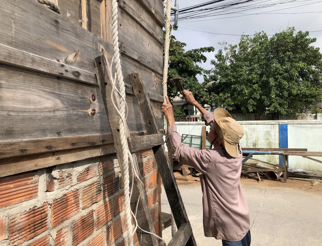 Người dân dùng dây thừng cố định, chằng néo nhà cửa nhằm giảm thiểu thiệt hại khi bão vào. (Ảnh: Lê Ngọc Phước/TTXVN) Bão số 9: Quảng Ngãi sơ tán dân tại 22 xã ven biển và huyện Lý Sơn ảnh 1