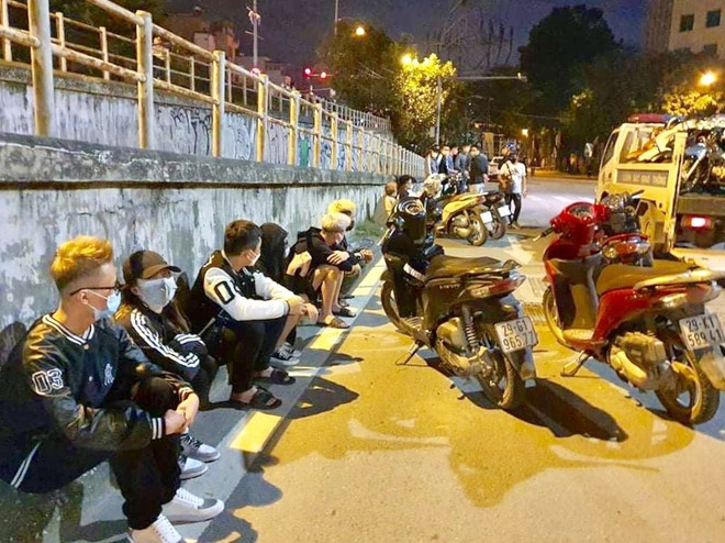 Một số 'quái xế' đi xe máy tốc độ cao, lạng lách, đánh võng trên đường phố Hà Nội bị vây bắt. (Ảnh: TTXVN phát) Hà Nội: Xử lý các đối tượng điều khiển xe máy gầm rú trong đêm ảnh 1