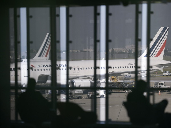 Máy bay chở 300 hành khách của Pháp hạ cánh khẩn cấp ở Nga ảnh 1