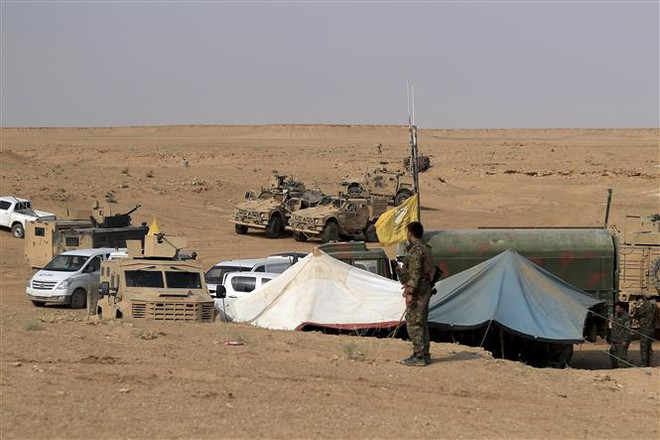 Các lực lượng Dân chủ Syria (SDF) đóng quân tại làng Susah, tỉnh miền Đông Deir al-Zour gần biên giới Syria với Iraq ngày 14/9. (Ảnh: AFP/TTXVN) Nga cảnh báo hành động khiêu khích sử dụng vũ khí hóa học tại Syria ảnh 1