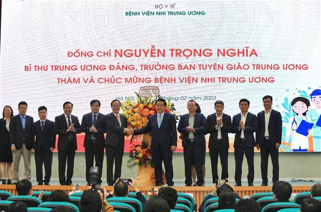 Biểu dương những nỗ lực cống hiến của các y, bác sỹ, nhân viên y tế ảnh 3