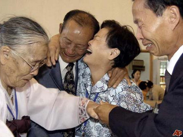 Một gia đình bị ly tán vì Chiến tranh Triều Tiên được đoàn tụ. (Nguồn: AP) Hàn Quốc đề xuất thời điểm đoàn tụ gia đình liên Triều ảnh 1
