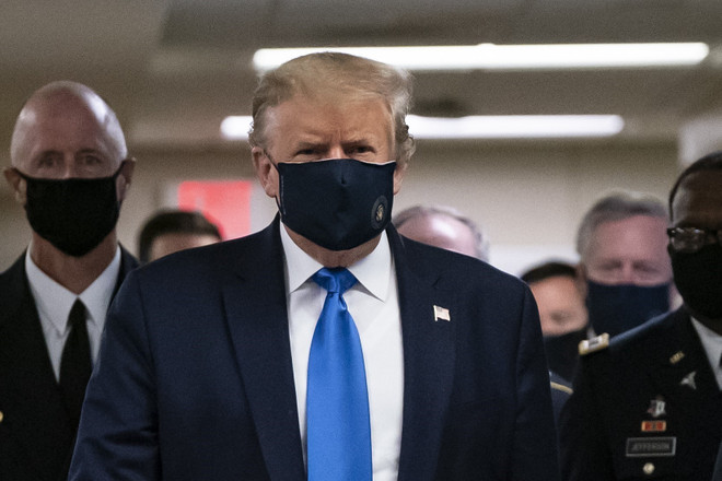Tổng thống Mỹ Donald Trump đeo khẩu trang khi thăm bệnh viện quân y Walter Reed ở Bethesda, Maryland, ngày 11/7/2020. (Ảnh: AFP/TTXVN) Chiếc khẩu trang và thông điệp thay đổi tích cực đối phó dịch COVID-19 ảnh 2