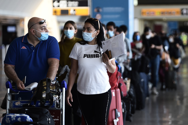 Hành khách đeo khẩu trang phòng lây nhiễm COVID-19 tại sân bay Fiumicino ở Rome, Italy, ngày 3/6/2020. (Ảnh: AFP/TTXVN) Chiếc khẩu trang và thông điệp thay đổi tích cực đối phó dịch COVID-19 ảnh 1