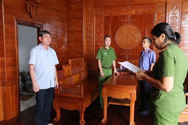 Bắt giám đốc công ty môi trường chỉ đạo chôn lấp chất thải trái phép ảnh 1