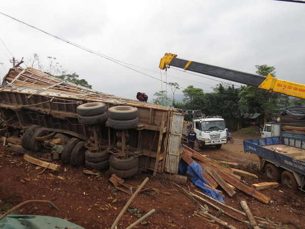 Xe tải chở gỗ bị lật gây ùn tắc giao thông trên Quốc lộ 14 ảnh 1