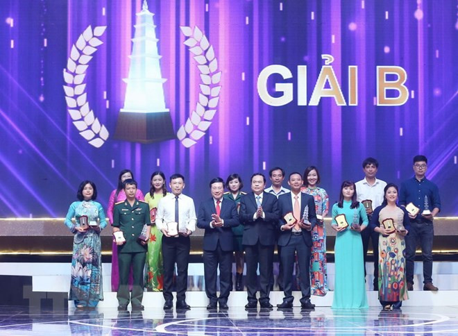 Ông Phạm Bình Minh, Ủy viên Bộ Chính trị, Phó Thủ tướng, Bộ trưởng Bộ Ngoại giao và ông Trần Thanh Mẫn, Bí thư Trung ương Đảng, Chủ tịch Ủy ban Trung ương Mặt trận Tổ quốc Việt Nam trao giải B cho các tác giả. (Ảnh: Doãn Tấn/TTXVN) Sự kiện trong nước 18-24/6: Vĩnh biệt giáo sư Phan Huy Lê ảnh 6