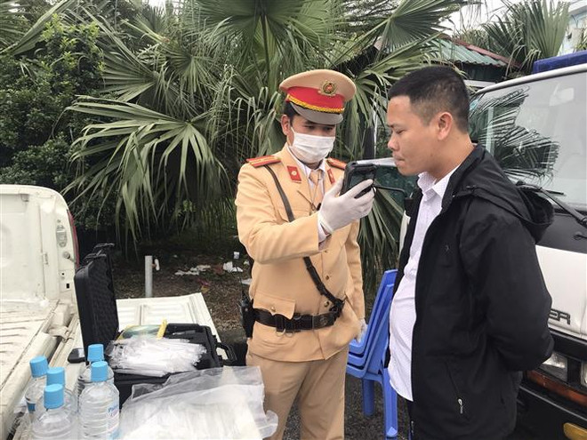 Hà Nội: Người dân lựa chọn ống thổi trước khi kiểm tra nồng độ cồn ảnh 1 Hà Nội: Người dân lựa chọn ống thổi trước khi kiểm tra nồng độ cồn ảnh 1