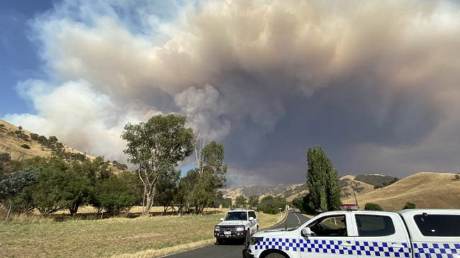 Khói từ đám cháy rừng ở Green Valley. (Nguồn: news.com.au) Du lịch Australia tổn thất tương đương 3,1% GDP do các vụ cháy rừng ảnh 1