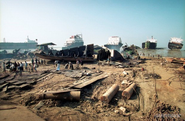 Phá dỡ tàu biển cũ. (Nguồn: greenpeace.org) Phá dỡ tàu biển cũ: Lợi ích có bù đắp được tác hại môi trường? ảnh 2