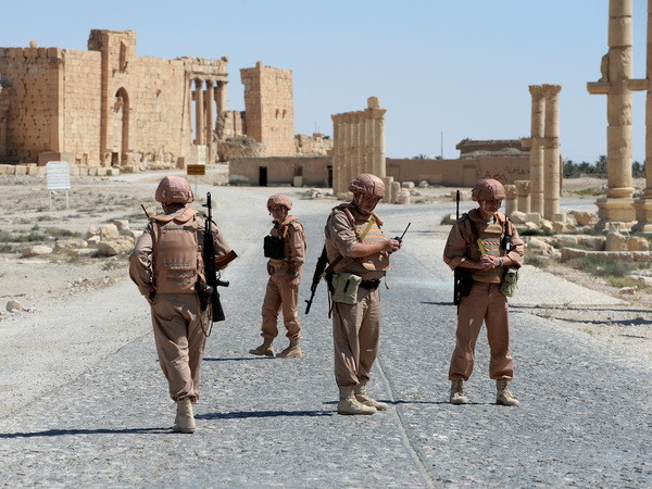 Các binh sỹ Nga tuần tra ở thành phố cổ Palmyra, Syria. (Nguồn: AFP/TTXVN) Nhóm nghị sỹ Mỹ đưa ra dự luật mới về răn đe quân sự Nga ảnh 1