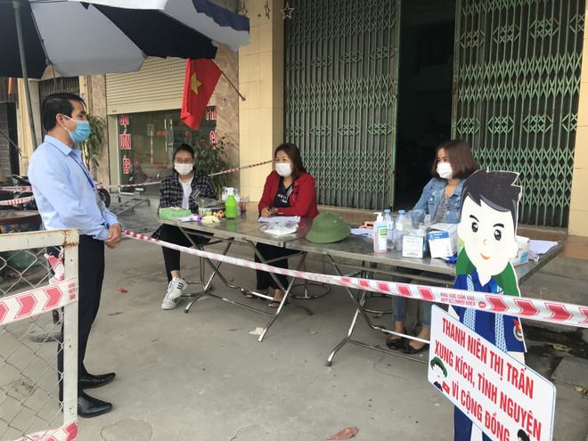Phó Chủ tịch UBND huyện Ninh Giang Nguyễn Thành Vạn kiểm tra phòng chống dịch tại chốt kiểm dịch ở huyện. (Ảnh: Tiến Vĩnh/TTXVN) Hải Dương: Huyện Ninh Giang từng bước đẩy lùi dịch COVID-19 ảnh 1