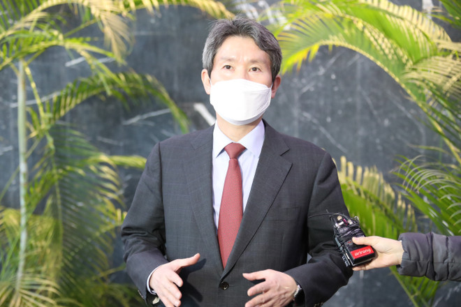 Bộ trưởng Thống nhất Hàn Quốc Lee In-young phát biểu với báo giới tại thủ đô Seoul. (Ảnh: Yonhap/TTXVN) Hàn Quốc thúc đẩy nối lại chuyến du lịch cá nhân tới Triều Tiên ảnh 1