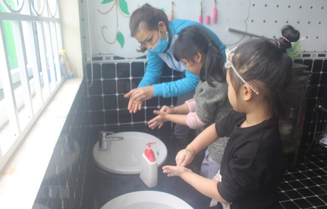 Hướng dẫn trẻ rửa tay bằng xà phòng để phòng chống COVID-19. Ảnh minh họa. (Ảnh: Hoa Mai/TTXVN) Dịch COVID-19: Học sinh Đồng Nai trở lại trường từ ngày 1/3 ảnh 1