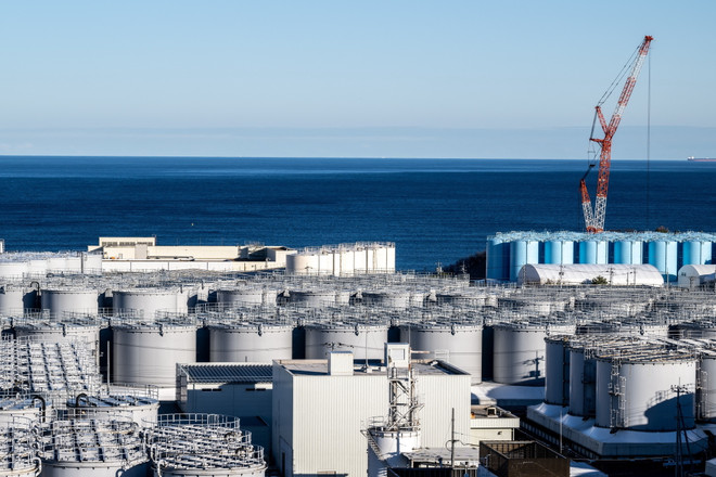 Các bể chứa nước thải nhiễm xạ tại nhà máy điện hạt nhân Fukushima Daiichi ở Okuma, tỉnh Fukushima, Nhật Bản, ngày 20/1. (Ảnh: AFP/TTXVN) Yêu cầu Nhật Bản dùng phương pháp khác để xử lý nước nhiễm phóng xạ ảnh 1