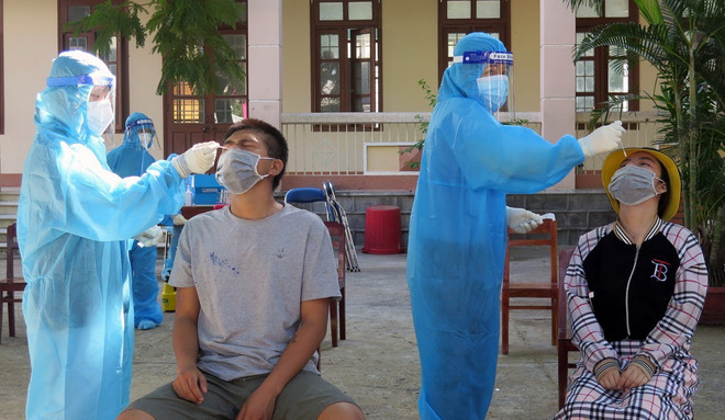Tăng cường xét nghiệm SARS-CoV-2 tại thành phố Tuy Hòa. (Ảnh: Xuân Triệu/TTXVN) Nhiều địa phương kéo dài thời gian giãn cách xã hội ảnh 2