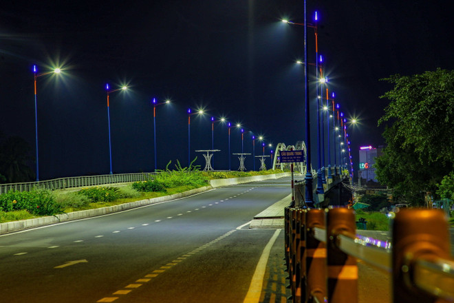 Cầu Quang Trung, hướng từ quận Cái Răng sang quận Ninh Kiều vắng bóng xe cộ. (Ảnh: Thanh Liêm/TTXVN) Nhiều địa phương kéo dài thời gian giãn cách xã hội ảnh 3