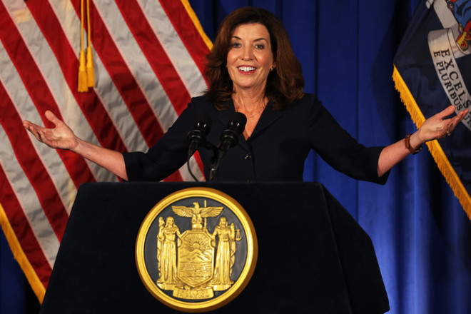 Bà Kathy Hochul trở thành nữ thống đốc đầu tiên của bang New York ảnh 1