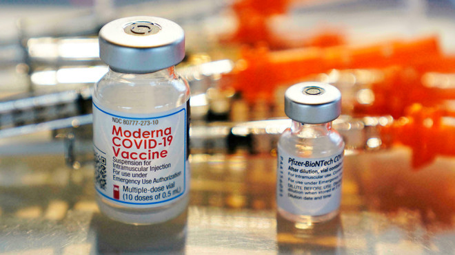 Vaccine của Pfizer và Moderna. (Nguồn: AP) EU phê chuẩn thêm các cơ sở sản xuất vaccine của Pfizer và Moderna ảnh 1