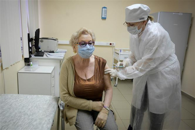 Tiêm chủng vắcxin Sputnik V phòng COVID-19 tại Moskva, Nga, ngày 30/12/2020. (Ảnh: AFP/TTXVN) Tình hình nghiên cứu và áp dụng vắcxin COVID-19 trên thế giới ảnh 1