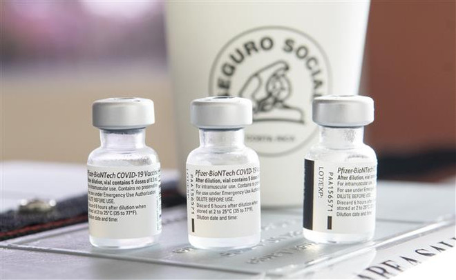Vắcxin ngừa COVID-19 của Pfizer/BioNTech tại một trung tâm y tế ở Cartago, Costa Rica ngày 12/1/2021. (Ảnh: AFP/TTXVN) Tình hình nghiên cứu và áp dụng vắcxin COVID-19 trên thế giới ảnh 2