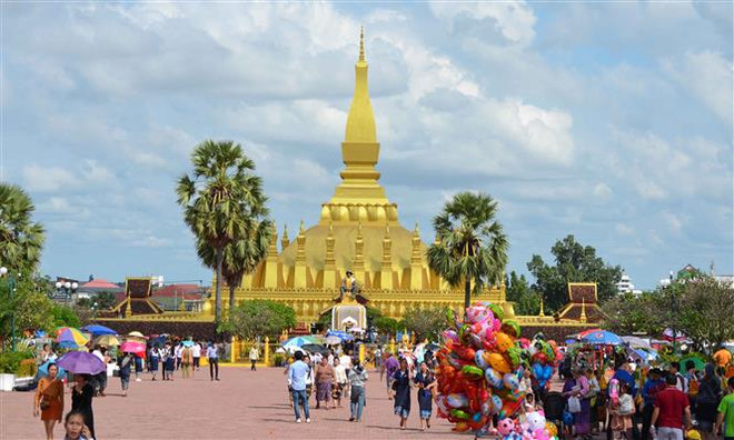 Người dân Lào tới tham dự Lễ hội Thạt Luổng. (Ảnh: Thu Phương/TTXVN) Lào đề ra 6 mục tiêu trong Kế hoạch phát triển giai đoạn 2021-2025 ảnh 1
